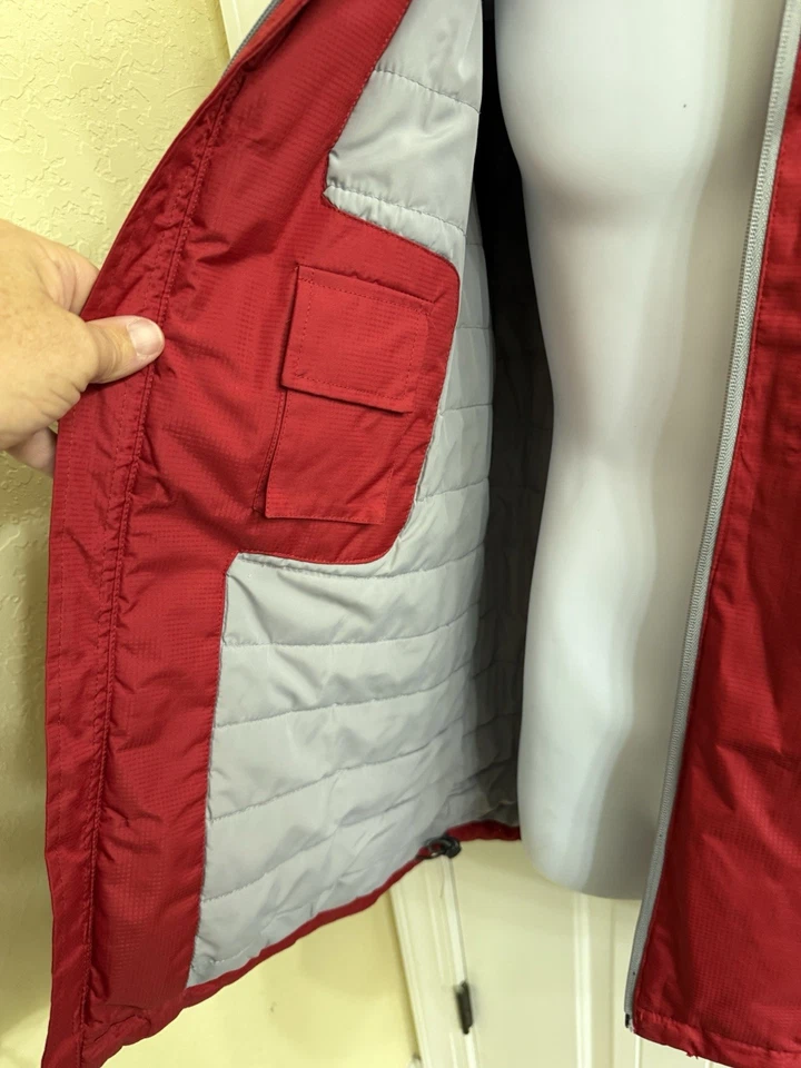 Chaqueta Izod PerformX Roja/Negro Con Capucha Bolsillos con Cremallera Forrada Aislada Talla Grande Foto 4 de 4