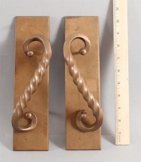 Par de manijas de tracción de herrajes arquitectónicos de latón retorcido antiguas de principios del siglo XX