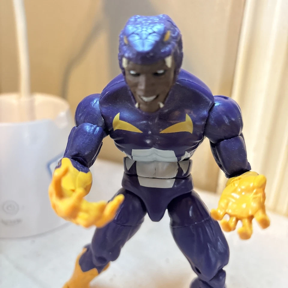 Figura de acción Hasbro Marvel Legends Capitán América Fuerzas del Mal Cottonmouth Foto 3 de 4