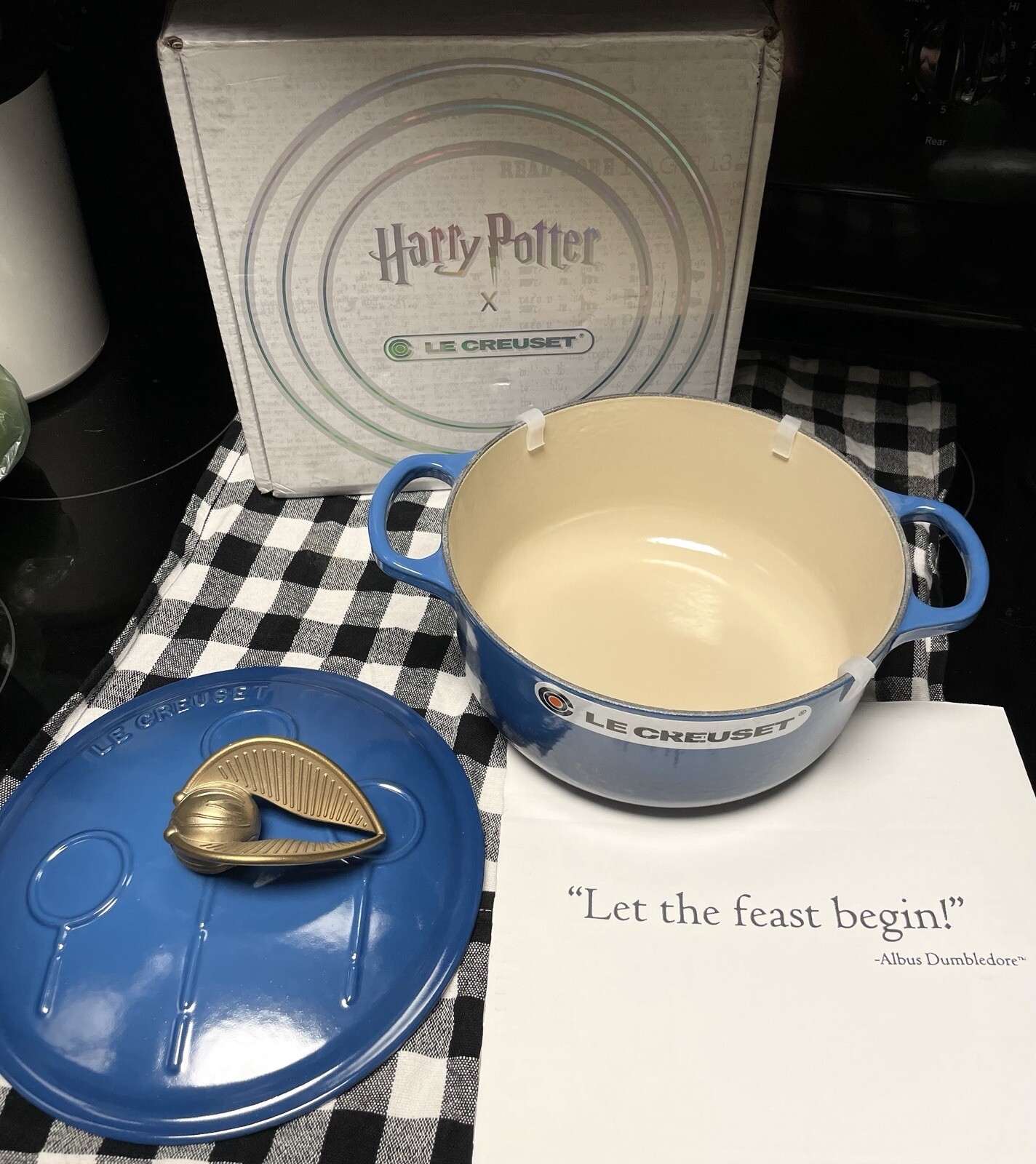 Horno Holandés Le Creuset Quidditch Harry Potter - 2,75 Qt - Con Embudo de Pastel Hedwig