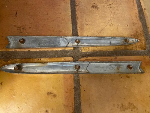 B24 - VINTAGE FORD F100 TORPEDO EMBLEMS C2TB-9121013-A & B, In Good Condition - Picture 2 of 2