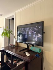 Samsung TV 32" Screen with adjustable TV mount 