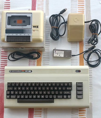 Commodore VIC20 Boxed (seriale WGC 284424) + Registratore - 100% FUNZIONANTE