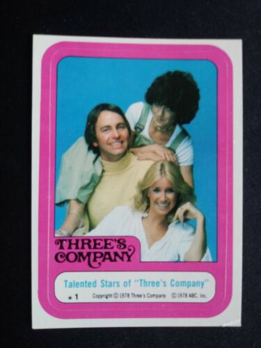 1978 Adesivo Topps Three's Company #1 Stars of ""Three's Company"" (IN PERFETTE CONDIZIONI/EX) - Foto 1 di 3