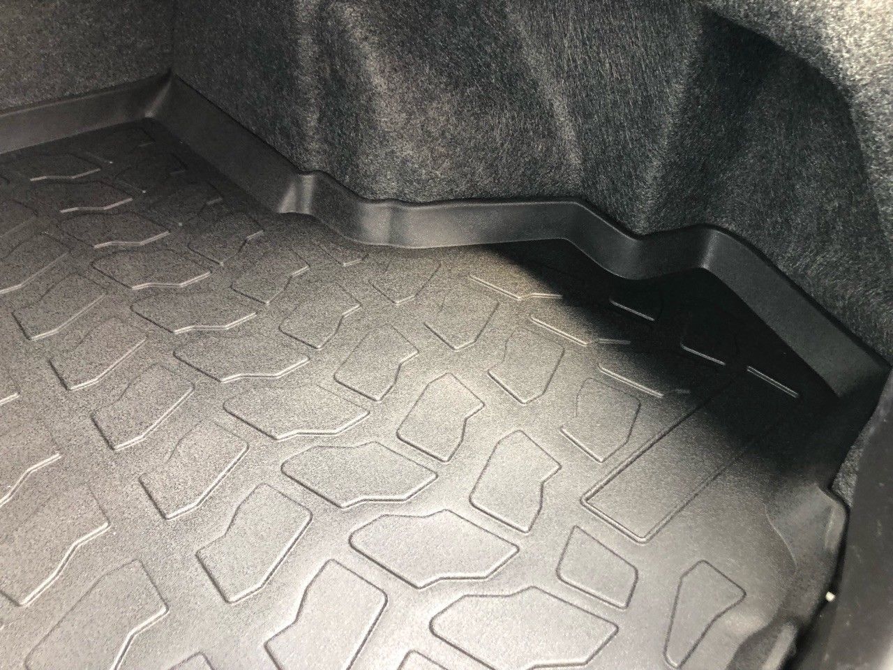 Custom Fit Rear Trunk Cargo Liner Mat For Audi Q7 (2007-2015) – Heavy Duty Rubber/PE, Waterproof & Raised Lip