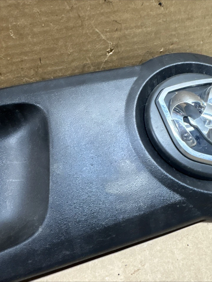 2015-22 RAM PROMASTER CITY MOLDURA DE MAÇANETA DE PORTA TRASEIRA Acabamento EMBLEMA DE MOLDURA B149 - Imagem 3 de 4