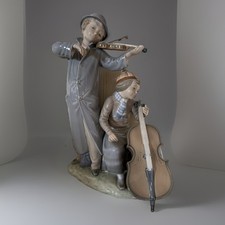 LLADRO NAO FIGURINE STREET MUSICIANS 684 (DETACHED VIOLIN BOW & CHELLO -