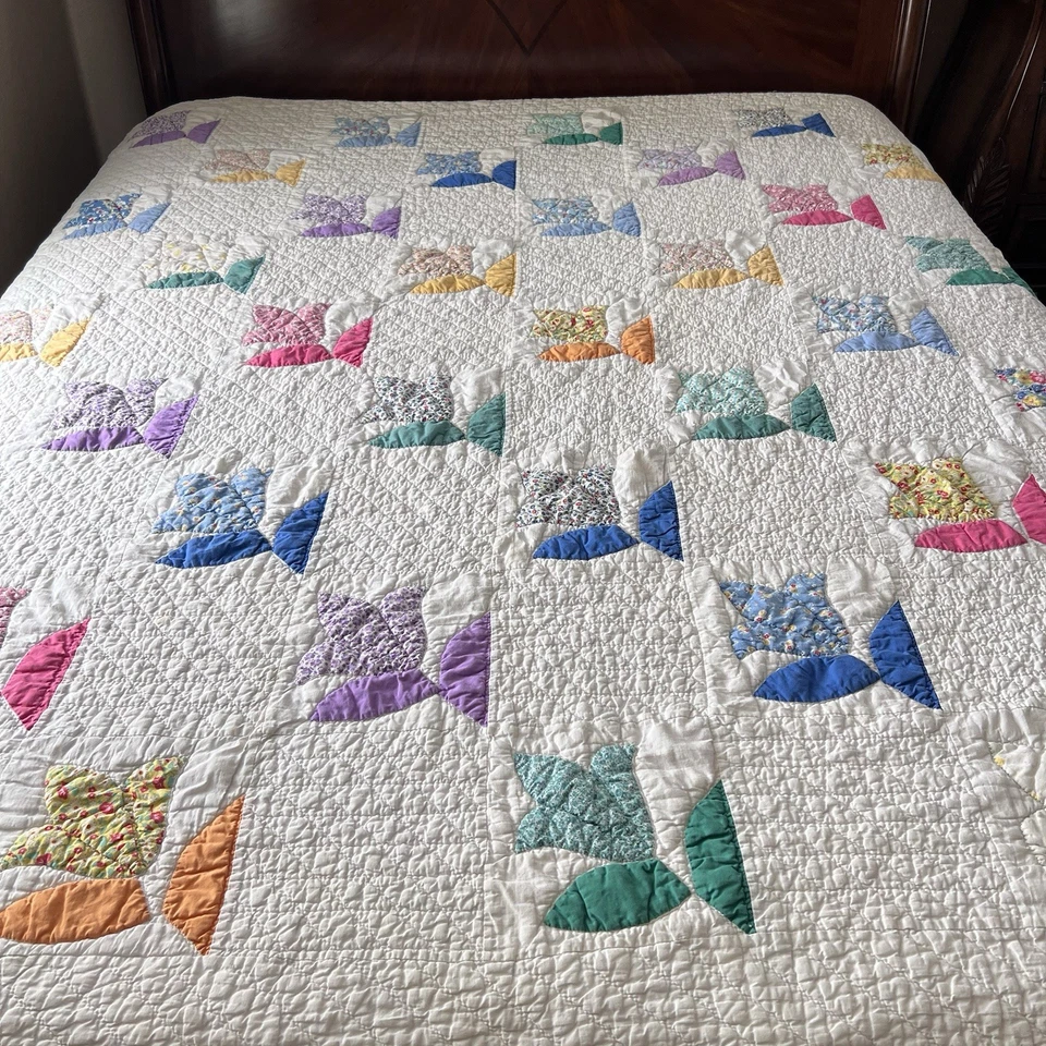 Vintage Handmade Tulip Appliqué Quilt 70” x 80”Hand Quilted – 1930s/40s Feedsack - Image 2 of 4
