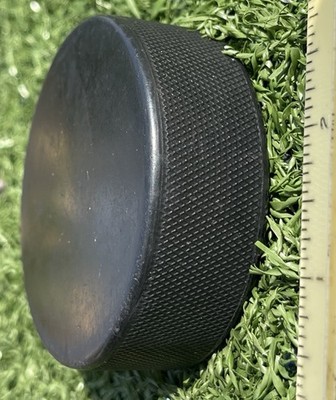 Official Black Ice Hockey Puck   Regulation Size & Weight   Textured Edge Game