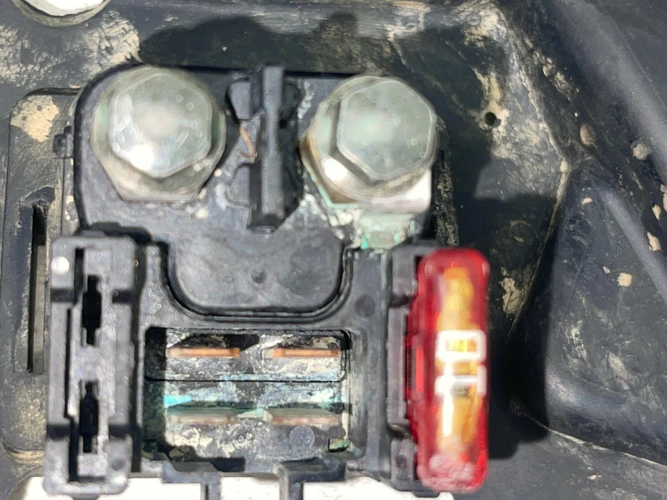 Yamaha WR250F 2005 03-13 montaje de relé de arranque Foto 2 de 4