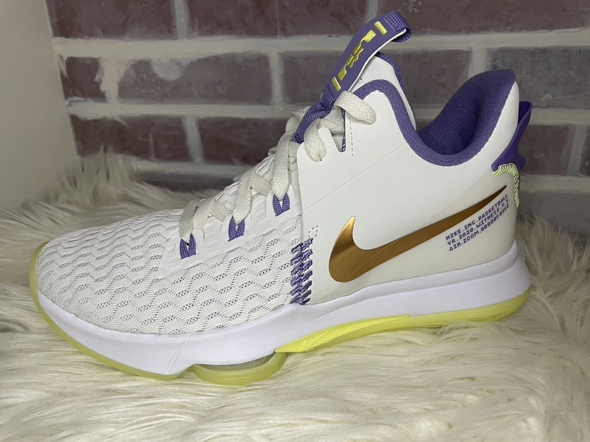 White basketball hotsell shoes mens