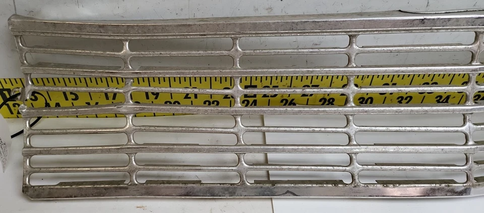 Grelha dianteira cromada usada OEM Chevrolet El Camino Chevelle Malibu (G205) - Imagem 2 de 4