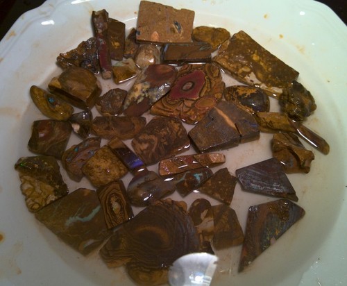 2010cts Colourful boulder opal rough/rub parcel, 40 pieces *see video* - Bild 4 von 5