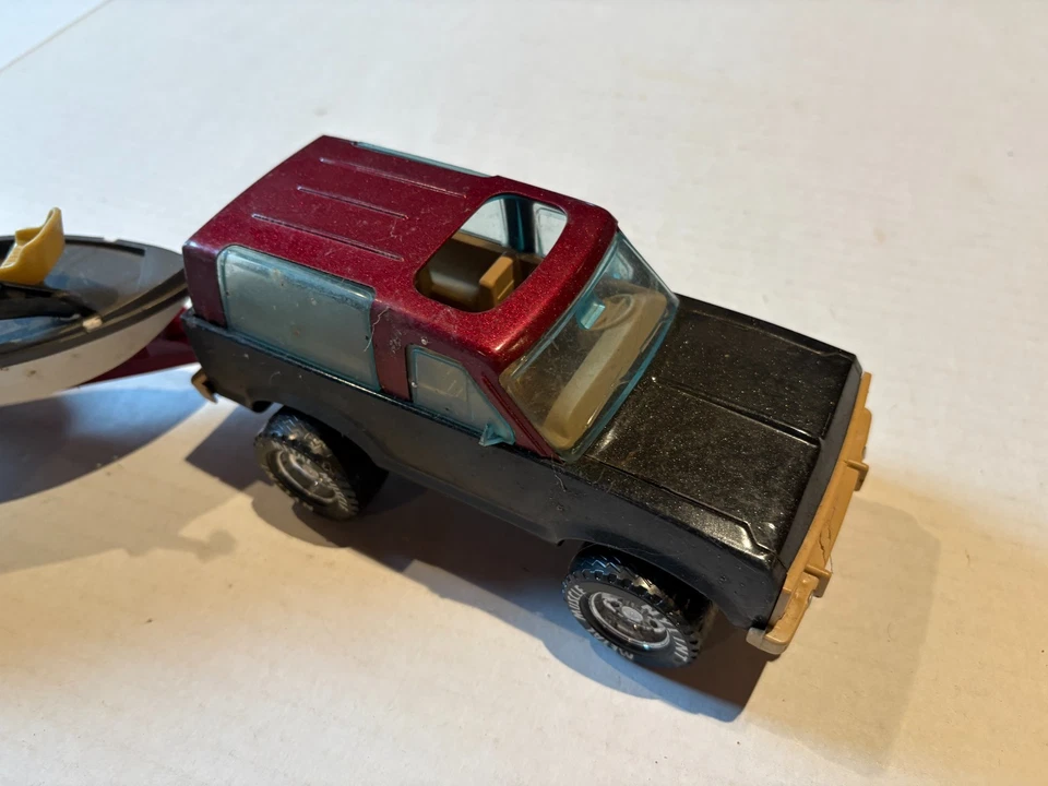 VINTAGE 1980s Nylint Ford Bronco + Trailer and Bass Boat Chaser Toy - Image 4 of 4