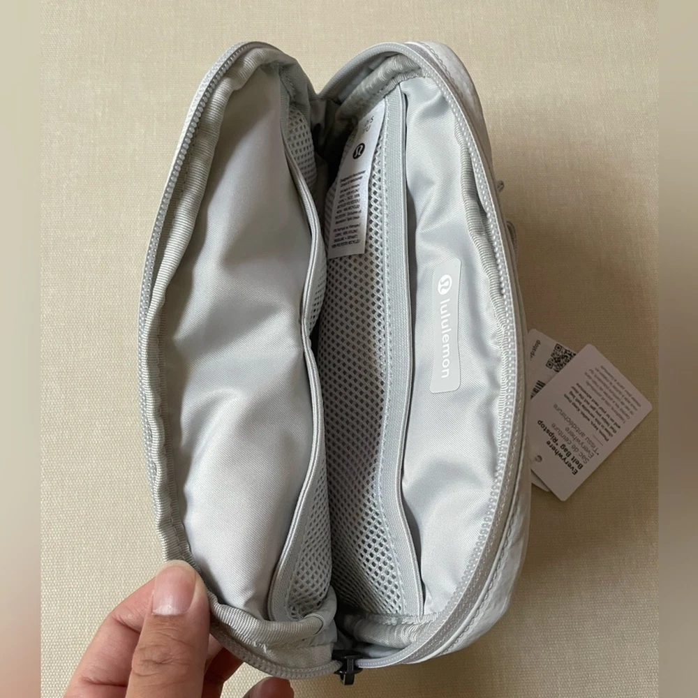 Everywhere Belt Bag Ripstop in Silver Drop