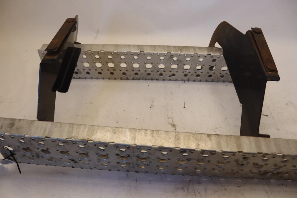 Cuadro escalón izquierdo Freightliner Cascadia 125 2018-2025 lado del conductor 22-73639-085 OEM Foto 4 de 4