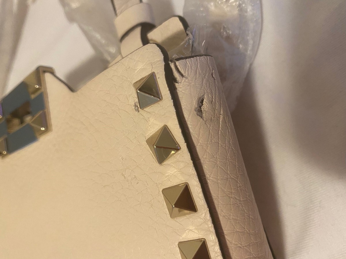 【関税＆送料込み】Valentino Garavani Rockstud Crossbody Ba Valentino Garavani Rockstud Crossbody Bag | Black | FARFETCH