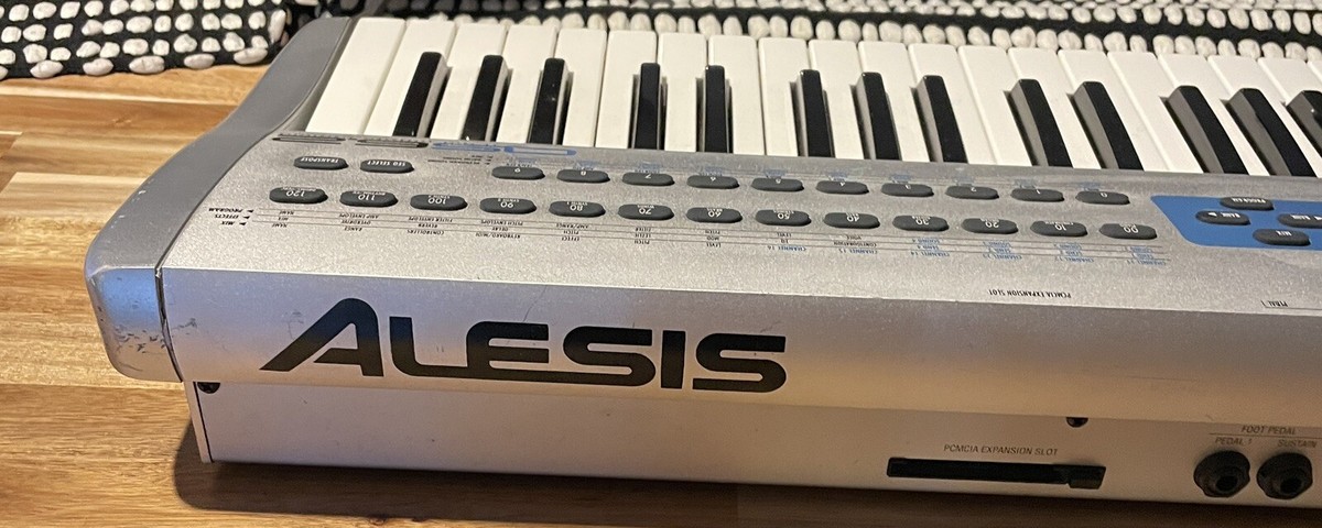 Alesis QS6.2 64 Voice Expandable Synthesizer W /power Cabel