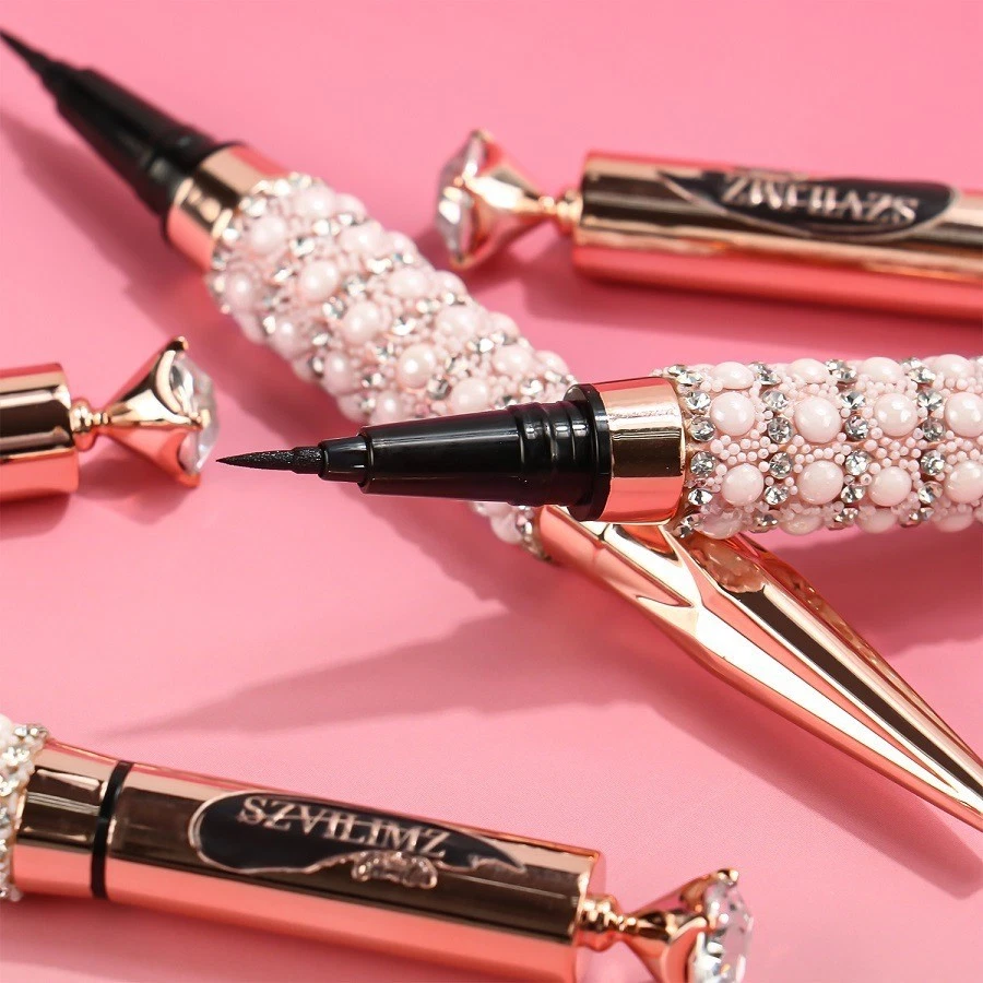 Lápiz delineador de ojos con acento de diamante para línea definida natural y forma de ojo perfecta Foto 3 de 4