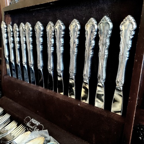 MCM Reed & Barton Dresden servizio placcato argento rosa per 14 con cassapanca rovere vintage 1953 - Foto 13 di 22