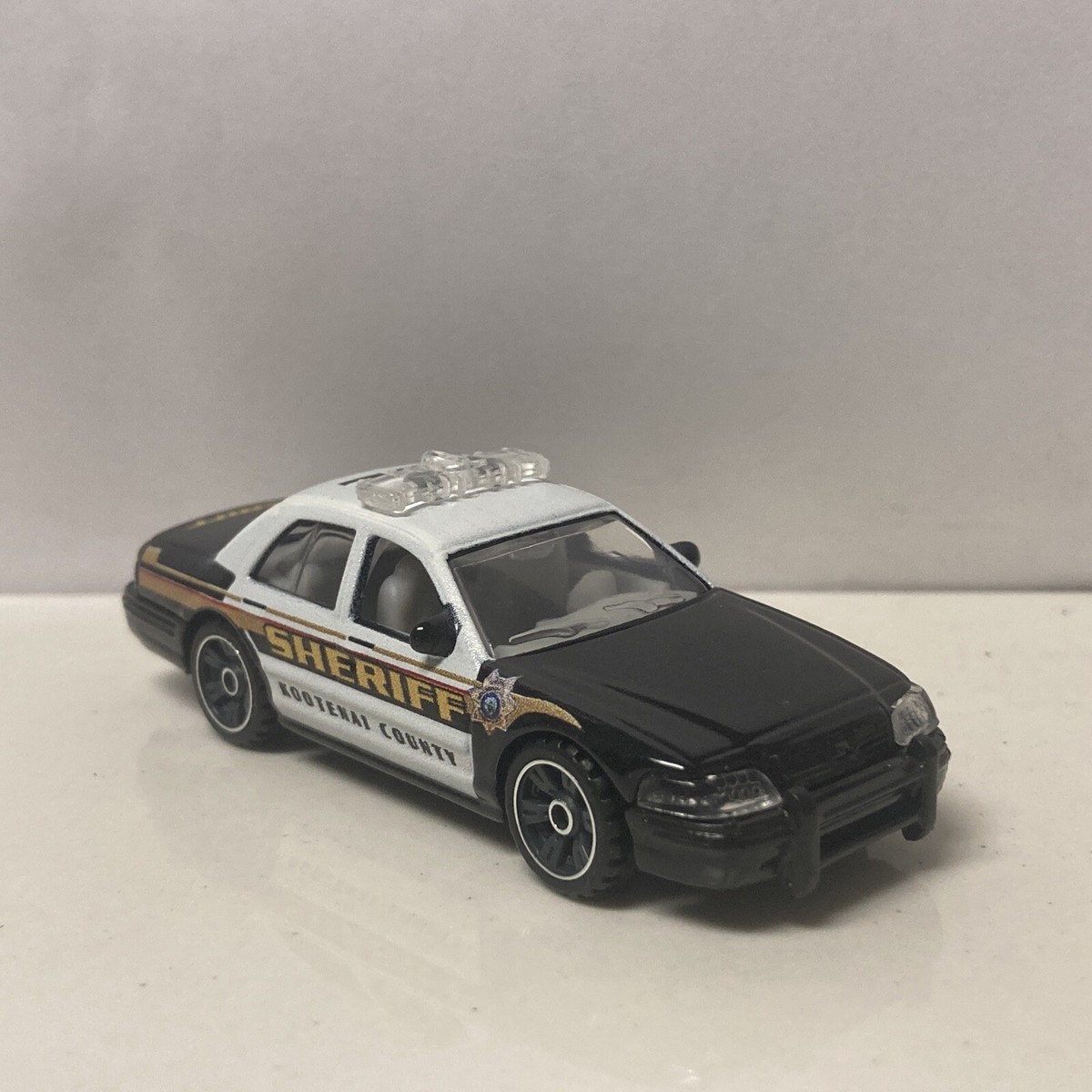 Voiture Miniature 1:64 Sheriff Ford CVPI Crown Victoria – Die-cast Métal – Modèle 2023 Rollin