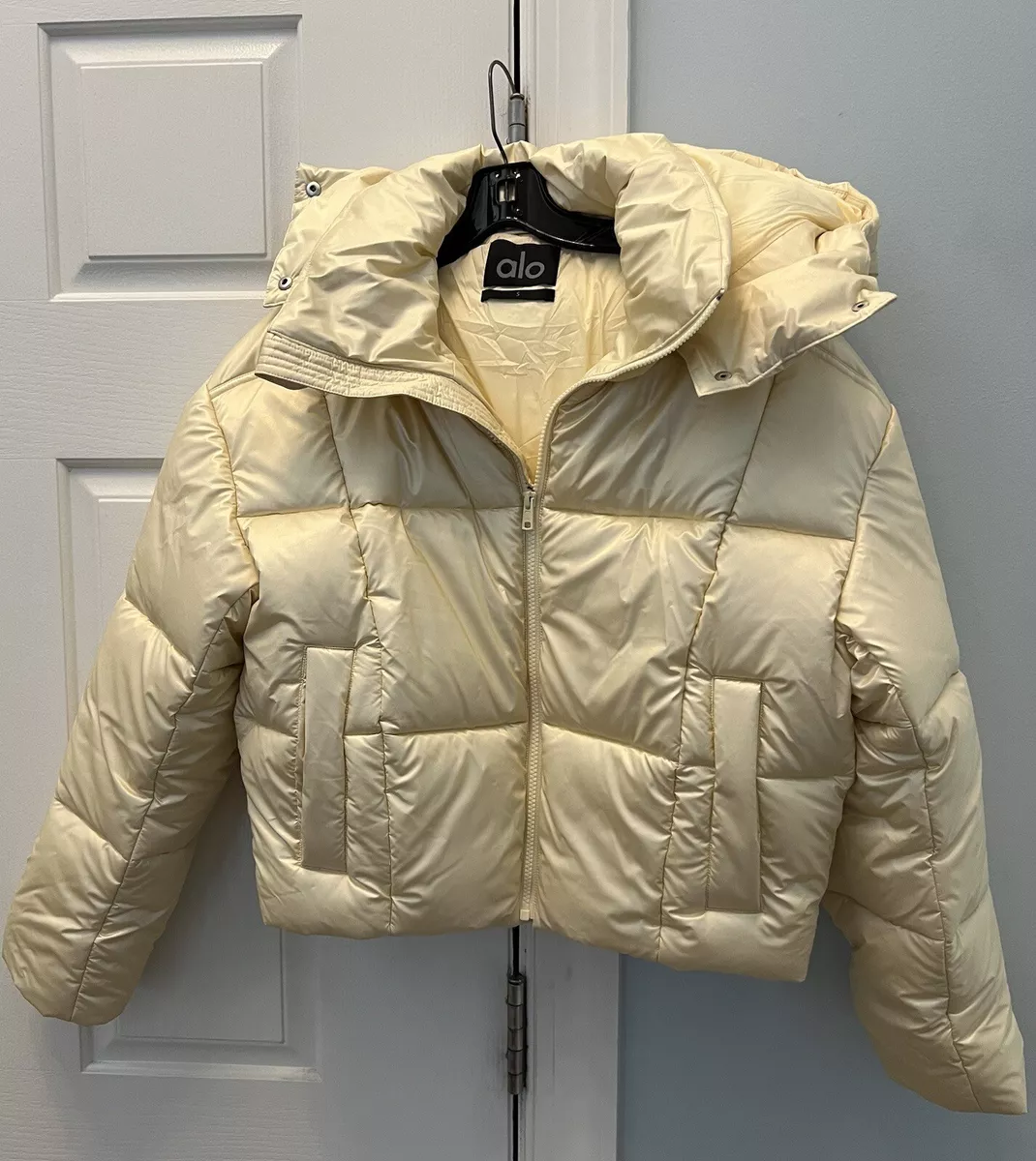 Alo Yoga Stunner Puffer Jacket in Ivory SMALL NWOT E1