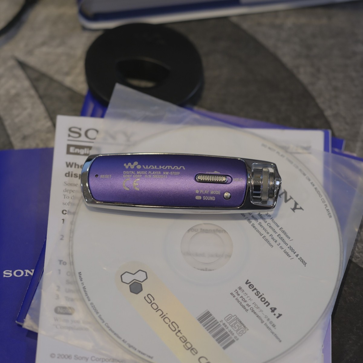 ソニーウォークマン　NW−S705F パープル SONY Walkman NW-S705F Portable Audio Player 2GB Violet