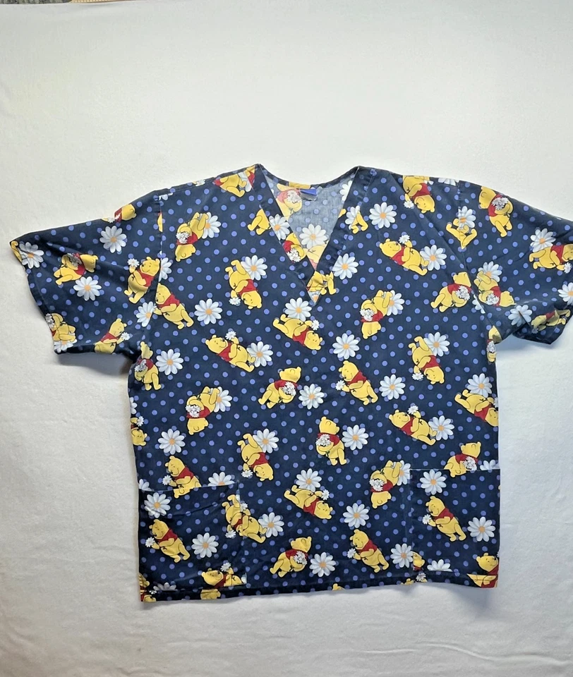 Blusa Médica Clásica Disney Winnie The Pooh Cuello en V Mujeres Talla XL-XXl Bolsillos Foto 2 de 4