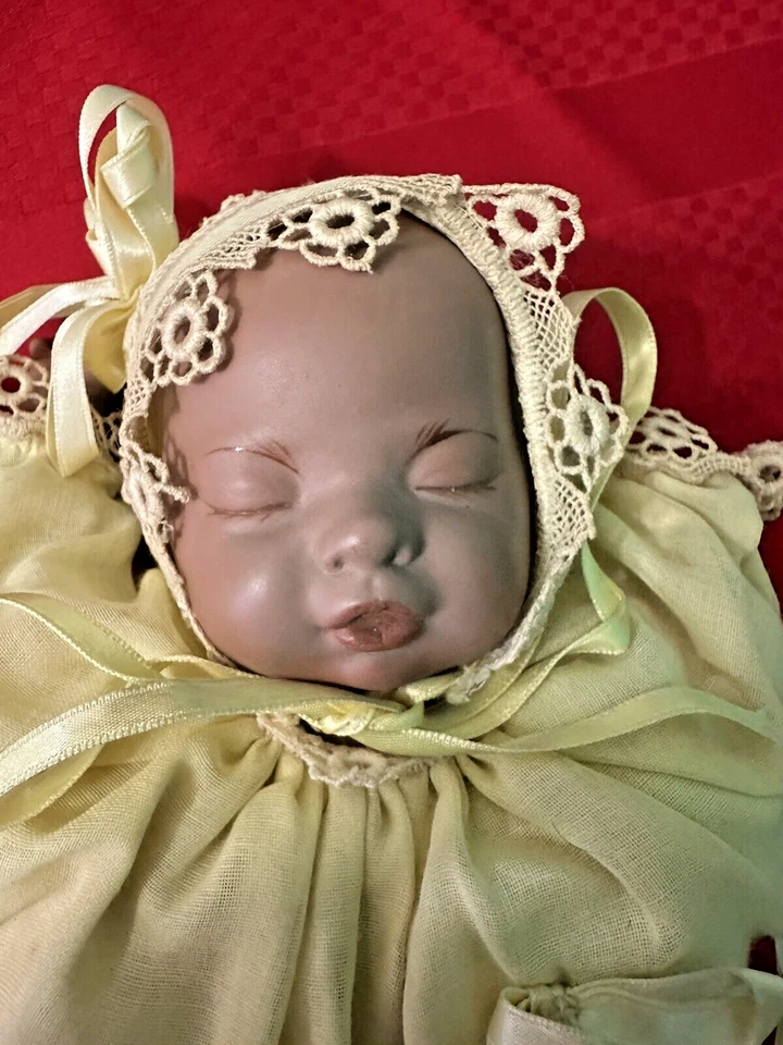 Muñeca bebé musical para dormir de porcelana y tela de colección artista de 10" muy rara Foto 2 de 4