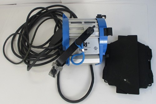 ARRI 650 Plus Tungsten Fresnel Light With Barndoor