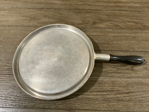 Kitchen Craft Aluminum Griddle 11 1/2 Inches Round with Wooden Handle - Picture 4 of 6