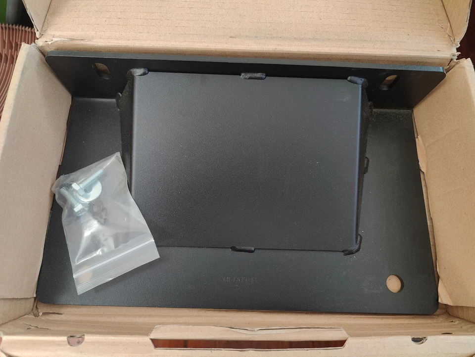 APC AR7700 NetShelter SX Stabilizer plate AR7700 600mm/750mm - Image 4 of 4