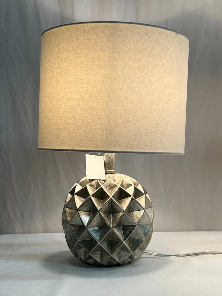 Бумажный складной резиновый настольный фонарь Fangio Lighting 19,5 дюйма в серебряной фольге 2 шт. - Изображение 3 из 4