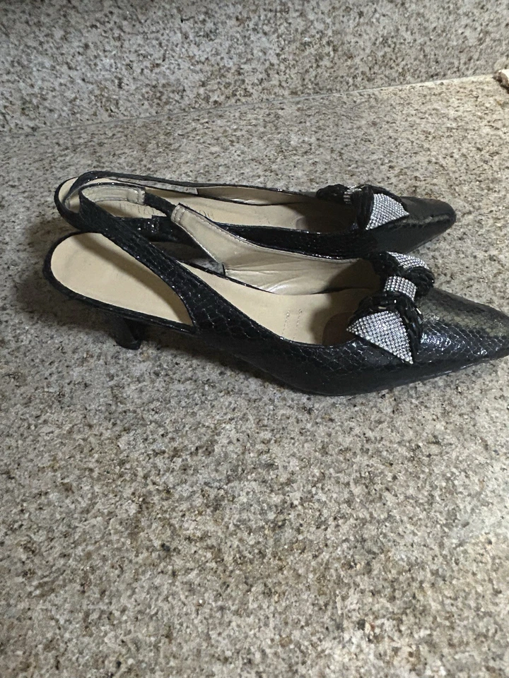 Tacones de gatito Whittall & Shon adornados con lazo negro plateado talla 12 Foto 3 de 4