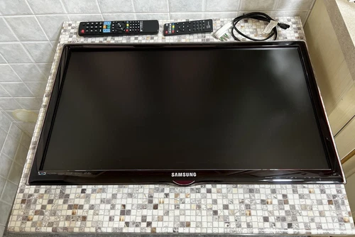 TV Monitor Samsung 27” T27A550 LED Full HD HDMI con telecomandi e cavo