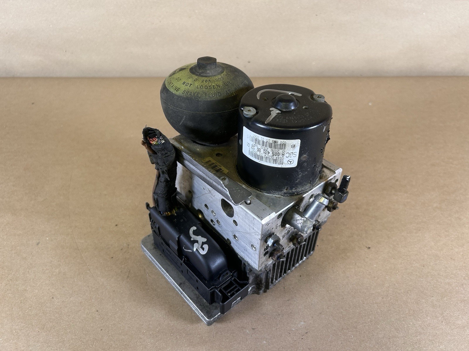 2003-06 Mercedes W211 E320 E350 E500 ABS Anti-Lock Brake Pump Module 0054318012