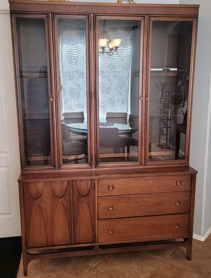 Broyhill Brasilia Buffet and Hutch MCM Latón Nogal Iluminado Foto 4 de 4