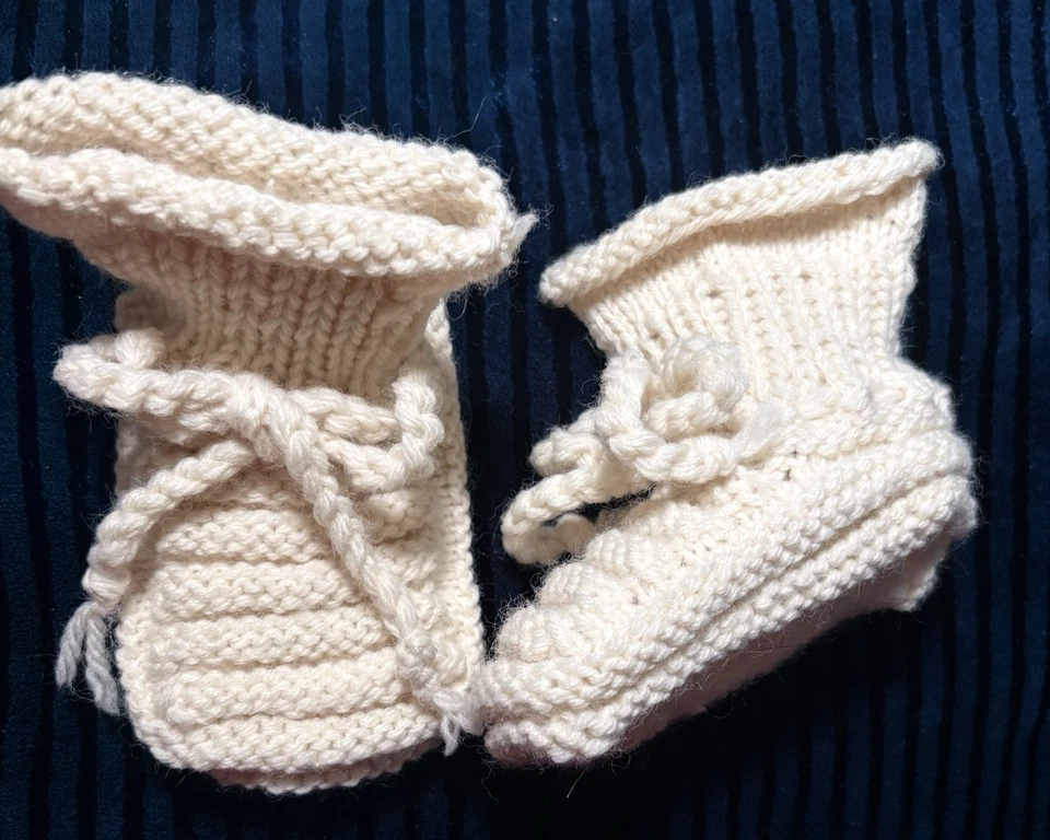 Ботинки ручной работы коренастые вязаные кремового цвета для младенцев/детей, застежка-галстук - Изображение 2 из 4