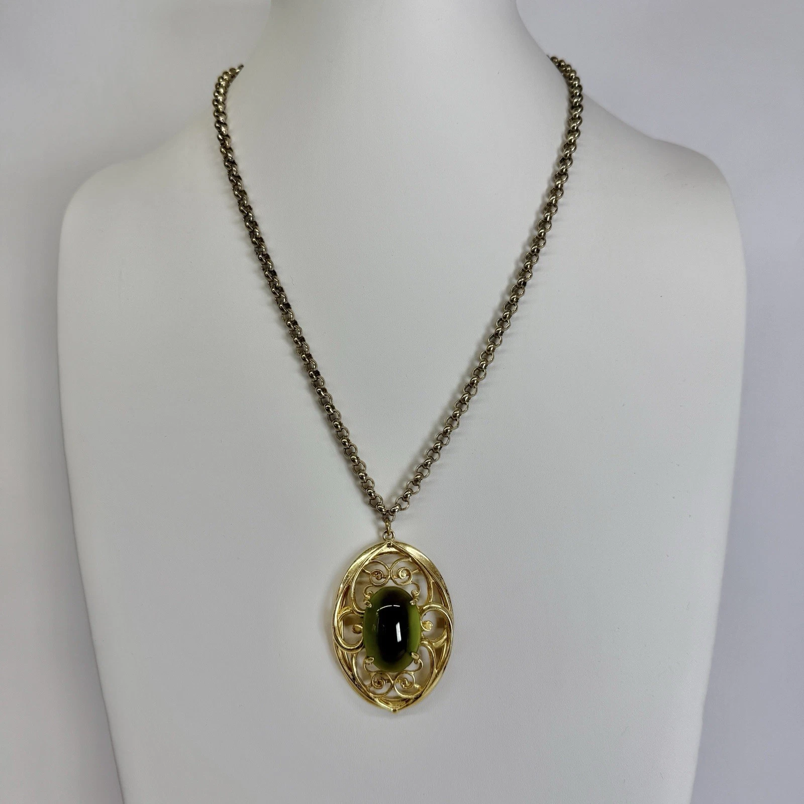 Elegant Green Cabochon Pendant Gold Tone Vintage Necklace Jewelry N305