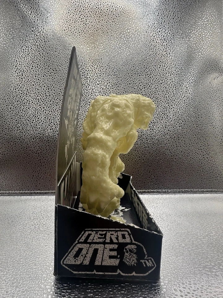 Figura Vinilo Limitada Nerd One X Spooky Parade Steregon Brilla en la Oscuridad Sofubi Foto 3 de 4