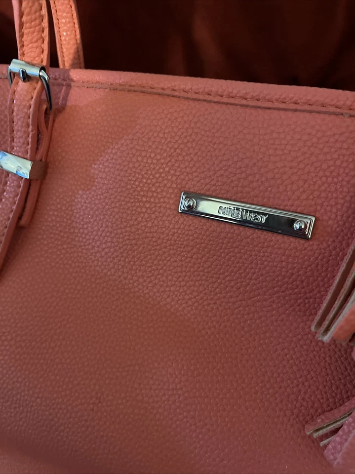 Cartera de mano grande con flecos de coral naranja Nine West de doble asa de 18" de ancho Foto 3 de 4
