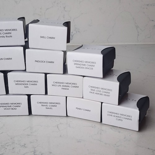 Lote de 18 cajas Avon con dijes - Imagen 11 de 13