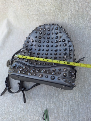 Mochila Bolso Traci Lynn Stud N' Chic Cuero Vegano Plata Oscura Grafito Metálico - Imagen 8 de 10