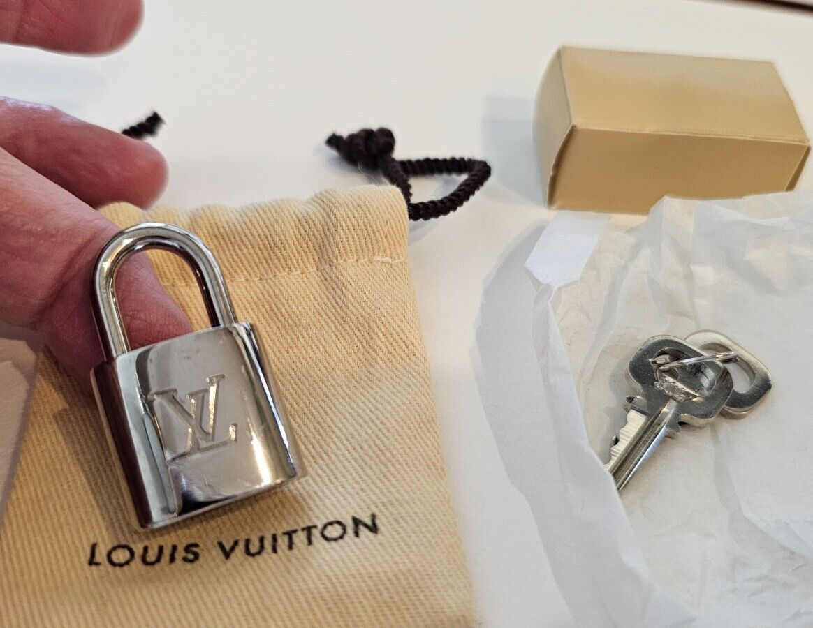 Louis Vuitton キーホルダー シルバー キーホルダー・LV サークル S00｜ルイ・ヴィトン 公式サイト