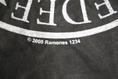 RAMONES DISTRESSED LOGO SEAL KIDS AMPLIFIED T SHIRT NEW OFFICIAL RARE BAGGED - Picture 3 of 8