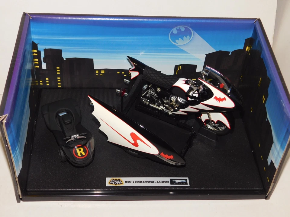 BATMAN BATCYCLE & ROBIN SIDECAR 1966 HOTWHEELS R0006 1:18 - Immagine 2 di 4