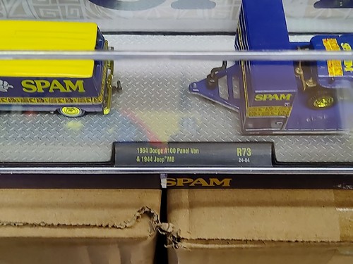 M2 Machines SPAM Series 1964 Dodge A100 Panel Van & 1944 Jeep MB CHASE - Picture 9 of 9