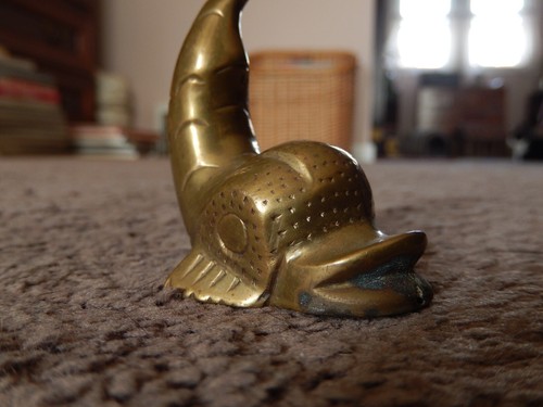 Estatuilla de pez miniatura vintage de latón con cola - Imagen 15 de 17