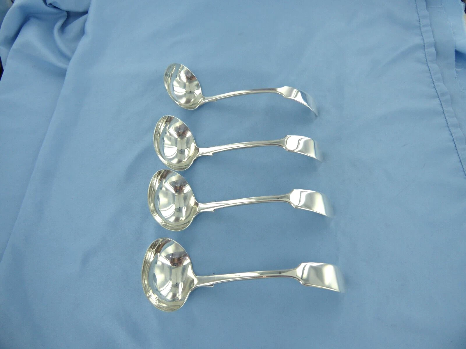 AN ANTIQUE SET OF FOUR STERLING SILVER FIDDLE BACK SAUCE LADLES, SHEFFIELD 1906
Opens in a new windo