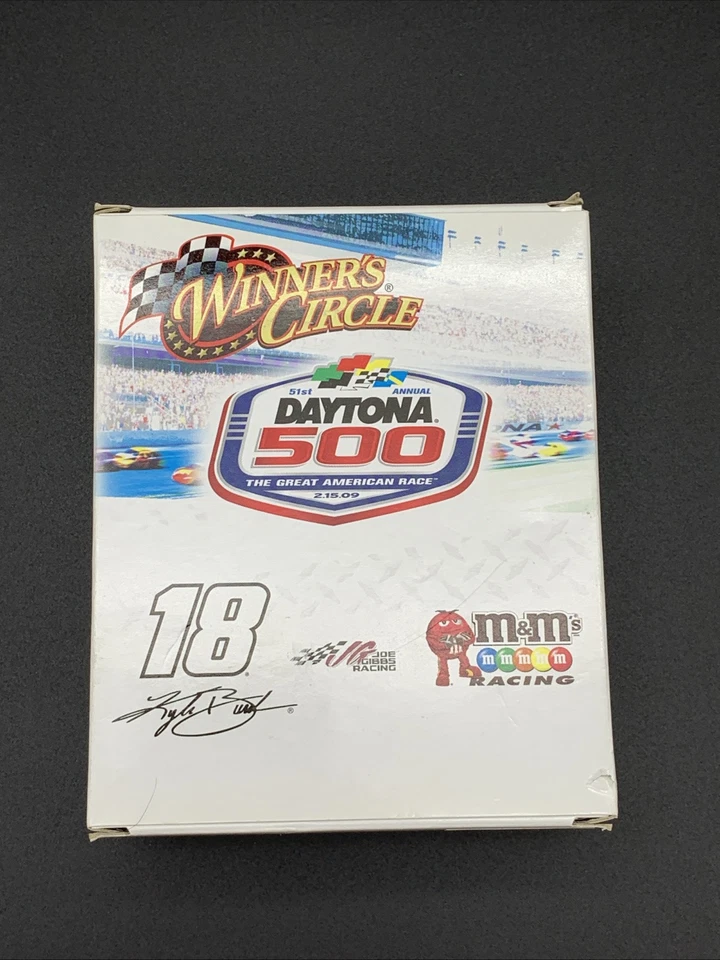 Juego de 2 autos Kyle Bush Winners Circle 51st Annual Daytona 500 #60 & 18 1:64 Foto 3 de 4